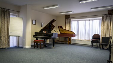 Fieldfares Ensemble Room